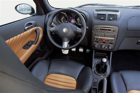 Essai Alfa Romeo 147 GTA - Volkswagen Golf R32 : les déesses du stade