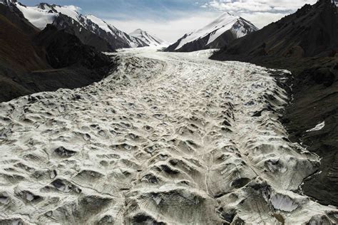 The Wider Image: The thaw of the Third Pole: China's glaciers in retreat | JAPAN Forward