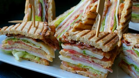 Club sándwich o sándwich club (Sándwich completo con jamón, queso y bacon) - Anna Recetas Fáciles