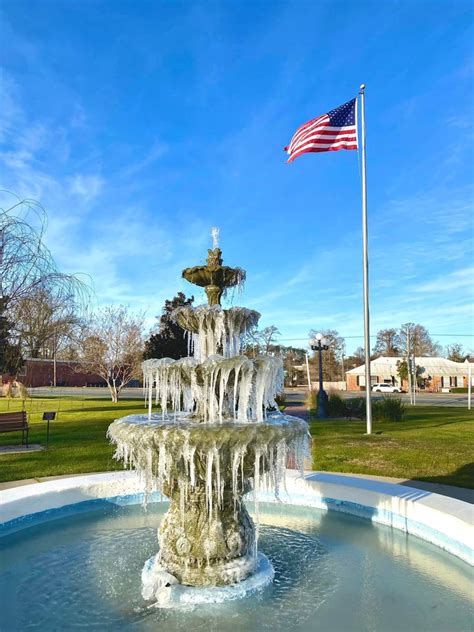 How cold is it? Florida fountain freezes over | mypanhandle.com