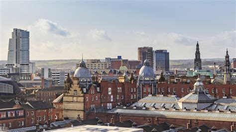 Covid-19: Leeds City Council asks for household mixing ban - BBC News