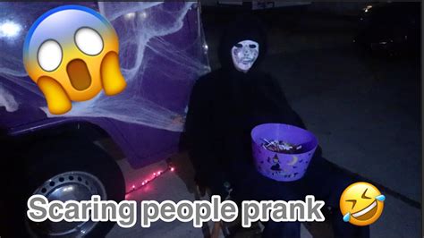 SCARING PEOPLE PRANK😱 - YouTube