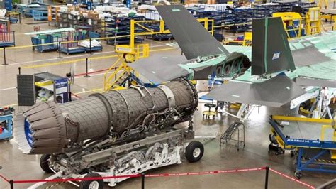 A retirada do motor de um caça F-35 para manutenção leva até 36 horas - Revista Manutenção