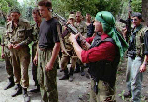 Chechen rebels with some very unlucky Russian POW's during the first Chechen war. : r/war