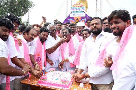 BRS Party Celebration | తెలంగాణ గడ్డపై బీఆర్‌ఎస్‌కు జేజేలు… ఫొటోలు-Namasthe Telangana