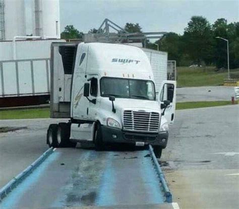 16 Swift Trucking Fails From People Having Substantially Worse Days Than You | Trucks, Big ...