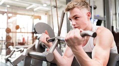 Using The Bicep Curl machine Correctly • Smartness Health