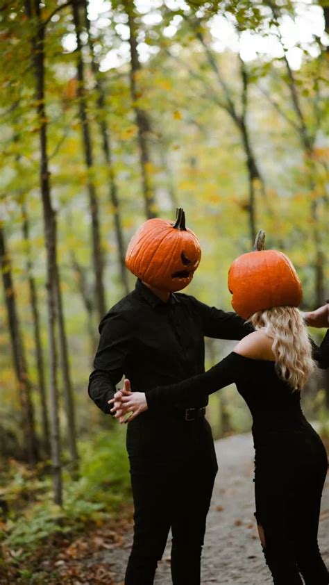 Pumpkin photoshoot | Halloween photography, Cute couple halloween ...