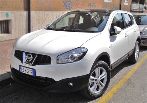 File:2010 Nissan Qashqai white.JPG - Wikimedia Commons