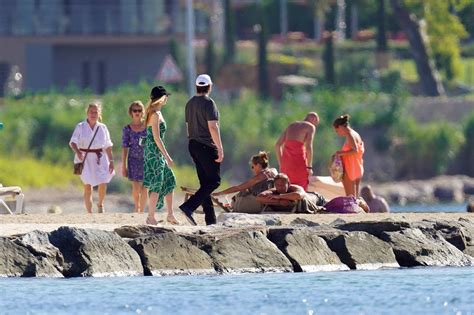 Elon Musk and girlfriend Natasha Bassett have lunch in St. Tropez