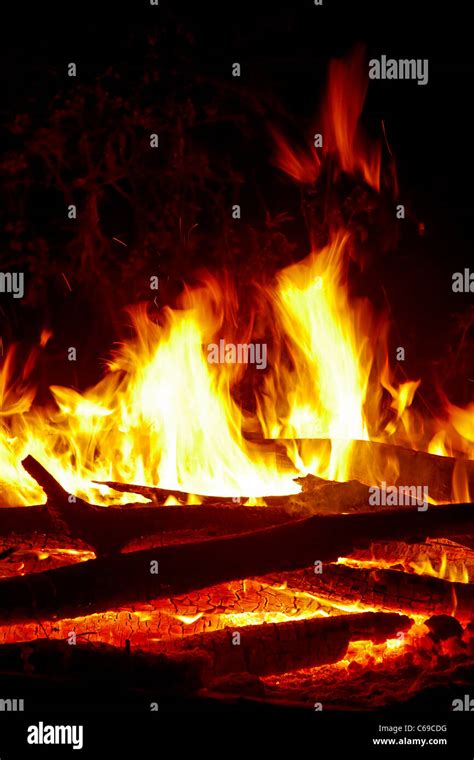 Flames of a campfire at night Stock Photo - Alamy