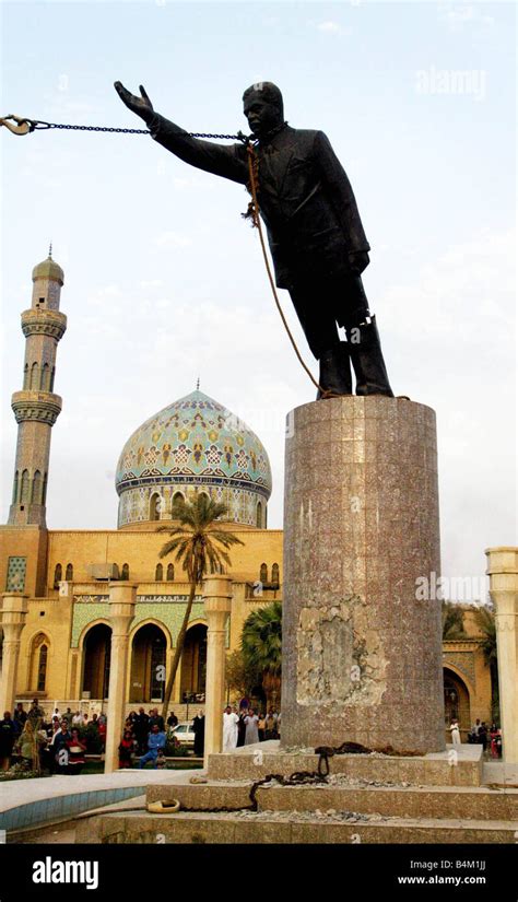 Saddam hussein statue hi-res stock photography and images - Alamy