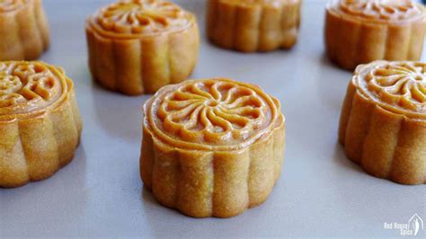 Cantonese mooncake with salted egg yolk (广式月饼) | Red House Spice