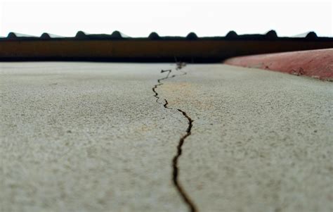 Cracked concrete wall, longitudinal, low standard construction 22324411 ...