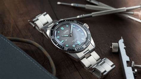 Oris Divers 65 Glow Video Review - Watch Clicker