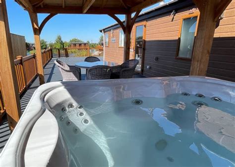 Sandpiper Lodge - Caistor Lakes Lodges - Lodges - Book Online - Hoseasons