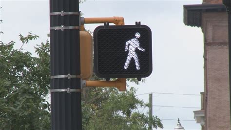 VERIFY: Do crosswalk signal light buttons work? | 13wmaz.com