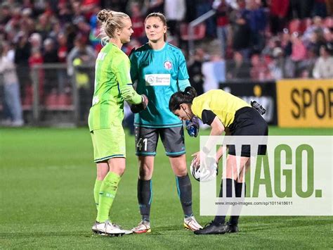Goalkeepers Anna Klink Bayer 04 Leverkusen, 01 and Anna Wellmann 1 FFC ...