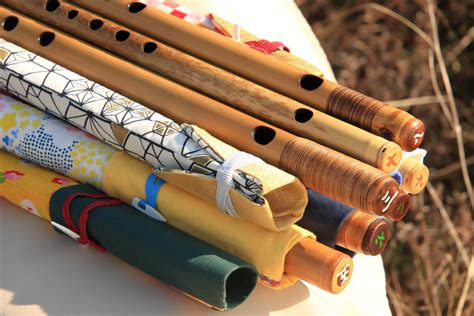 Let's compare the Japanese transverse flute "shinobue" and the Western transverse flute "concert ...