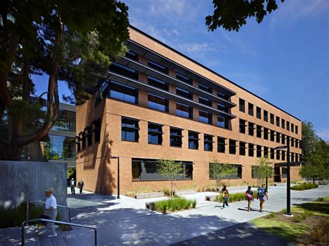 University of Washington Foster School of Business dedicates Dempsey Hall