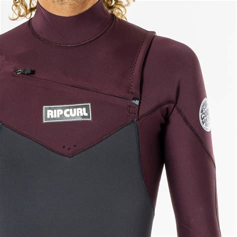 A guide to back zip, chest zip, and zipperless wetsuits