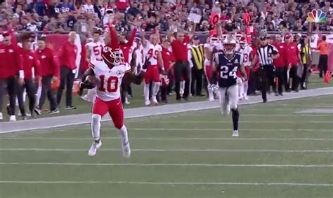 Tyreek Hill taunts Patriots with peace symbol after catching bomb ...