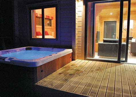 Find Romantic and Luxury Spa Hotels with Hot Tubs In Room