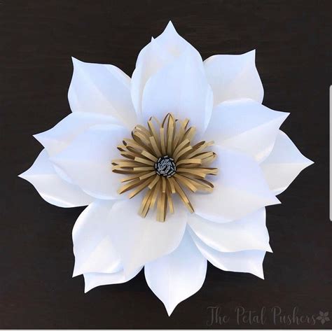 The Luna Flower 🌙🌼 in Metallic White and Gold and Silver | Flores de fita, Decoração, Arte