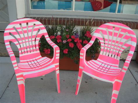 Cómo pintar sobre plástico | Como-pintar.com | Painting plastic chairs, Painting plastic ...
