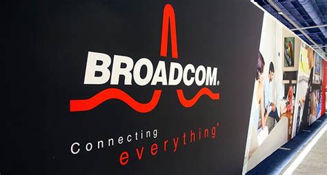 Broadcom debuts new high-speed networking chip for data centers ...