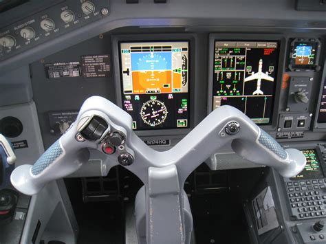 Embraer E190 cockpit | cockpit of N174HQ Frontier Airlines E… | Flickr