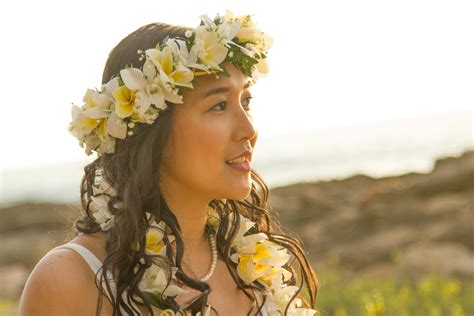 Hawaii Wedding Flowers: Matching Plumeria Haku & Flower Lei