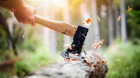 4 Great Ways On How To Use an Axe | Bushcraft Axe Skills