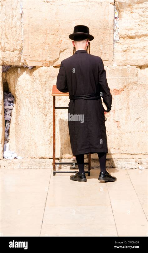 Hasidic jewish clothing hi-res stock photography and images - Alamy