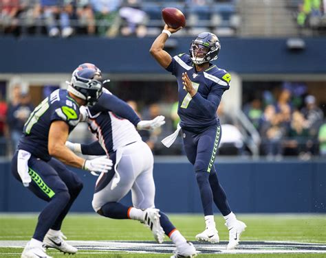 Geno Smith ‘doing things right,’ still leading Seahawks' QB competition over Drew Lock | The ...