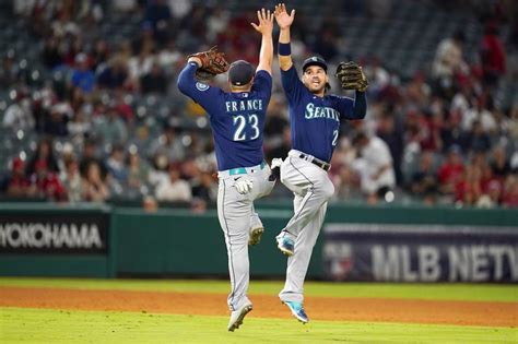 Mariners score 4 in 9th after Ohtani departs - Taipei Times