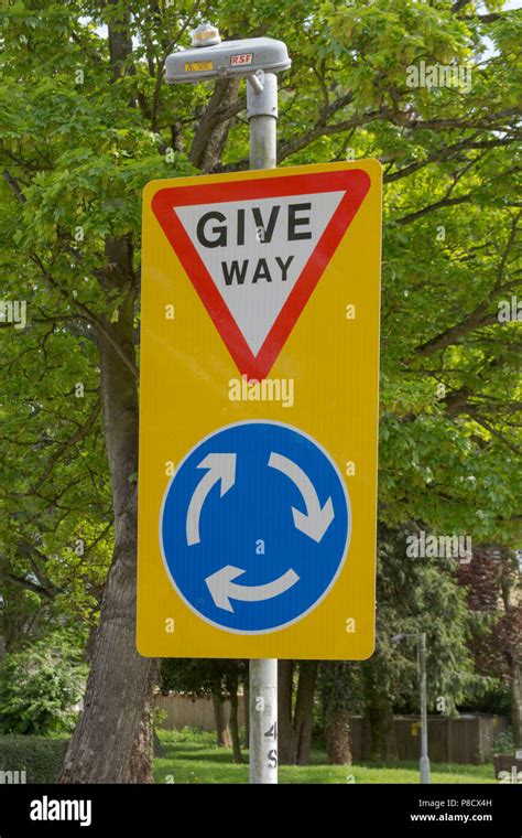 Road Markings in Carterton, Oxfordshire UK. 13th May 2018. UK Weather: Give Way signs in ...