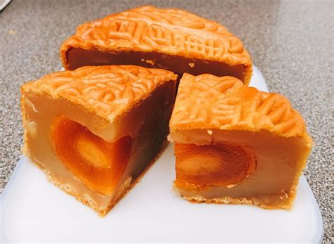 White Lotus Mooncake with Single Yolk from Chef Choi - Hooi Khaw & Su