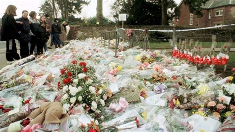 Dunblane reflects 20 years after school shooting - BBC News