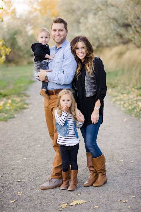 Adorable family photo! | Family picture poses, Fall family portraits ...