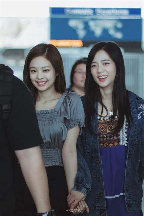 Fans Adore Jisoo & Jennie Close Friendship! | Daily K Pop News