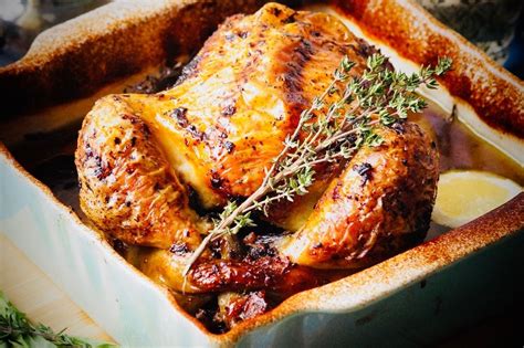 Poulet rôti au four au thym et citron · Aux délices du palais | Poulet rôti au four, Poulet roti ...