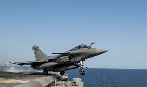 The Aviationist » French Rafale omnirole fighter jet operates from U.S. aircraft carrier in the ...