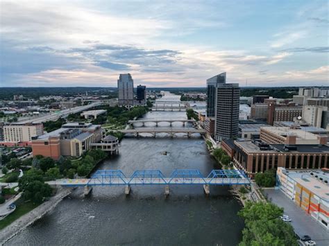 Premium Photo | Shot of the grand river in grand rapids, michigan