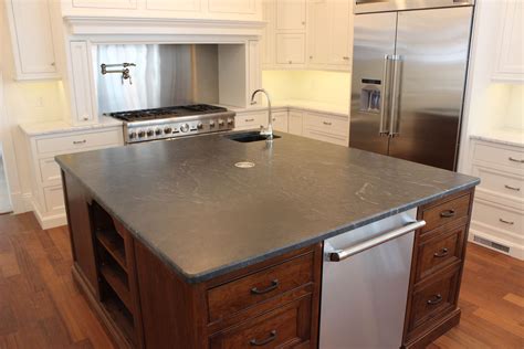 Pin de Premier Granite & Stone em Kitchens in Black Granite & Quartz | Ideias para cozinha, Cozinha