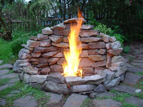 31 Fabulous Stone Fire Pit Design And Decor Ideas - MAGZHOUSE