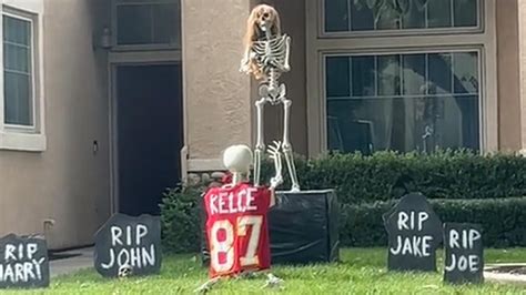 Taylor Swift and Travis Kelce inspire “amazing” Halloween house display - Dexerto