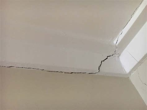 CRACKS IN CEILING: Types and How To Fix Them