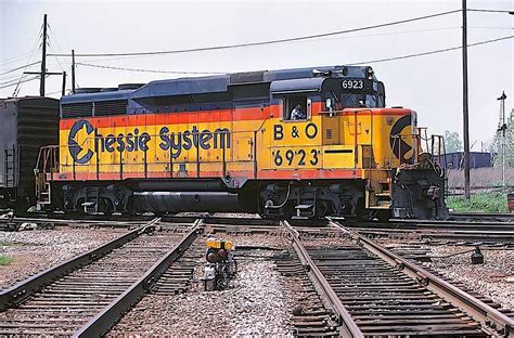 CHESSIE GP30 Crossing The Diamond's | Railroad photos, Train tracks ...