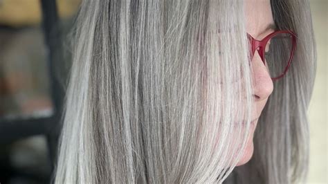 A Hairstylist Explains Why Women Are Increasingly Identifying With Herringbone Highlights